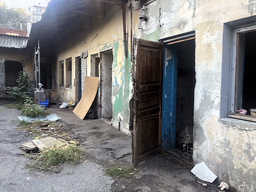 Зайти внутрь просто невозможно - запах прошибает нос, повсюду горы хлама и битого стекла. Фото: Ольга ГОПАЛО
