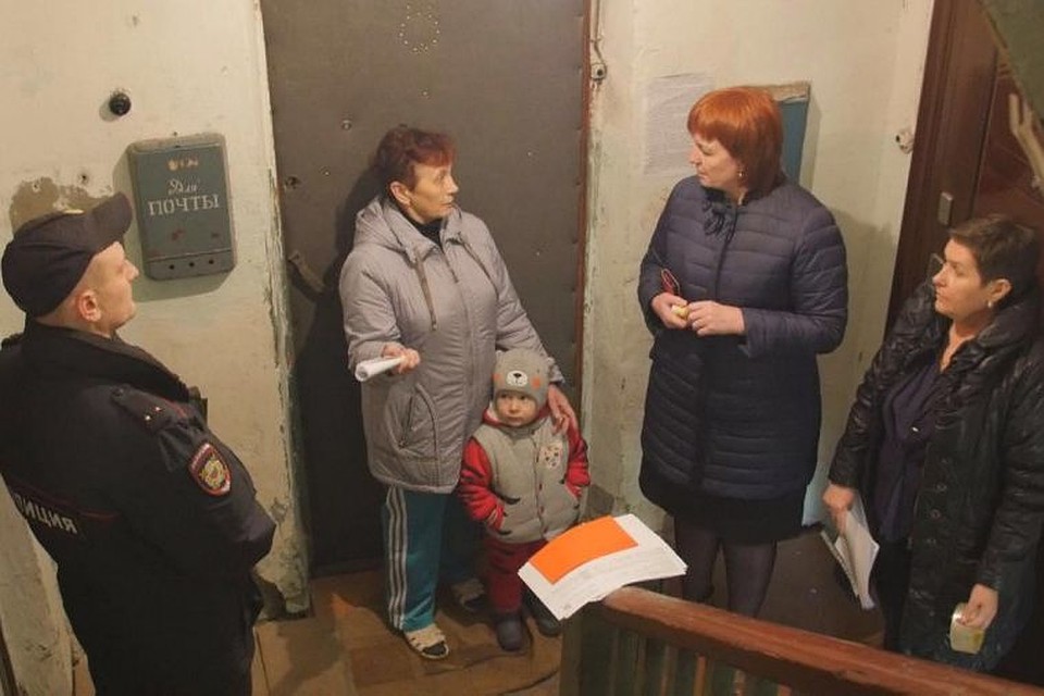 Встреча представителей мэрии с жителями аварийного дома. Фото: пресс-службы администрации Барнаула