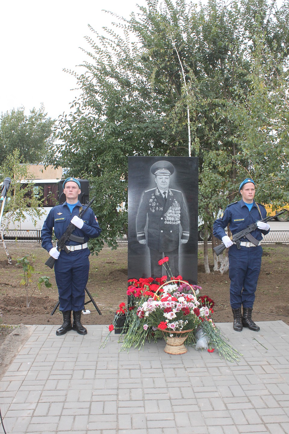 Память о своем герое котельниковцы увековечили в стеле. Фото: ЕвроХим.
