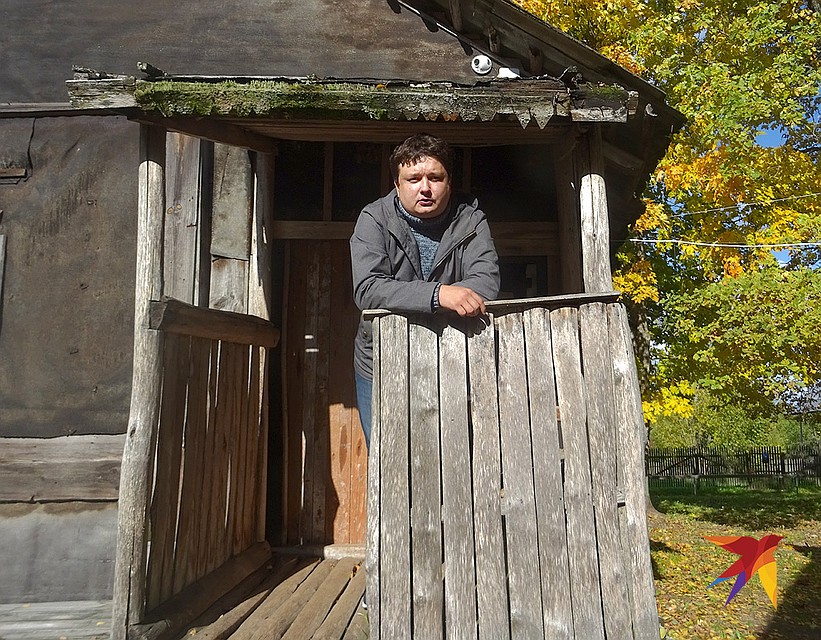 Корреспондент «КП» пригнулся, чтобы не сломать прогнившую крышу Фото: Павел КЛОКОВ