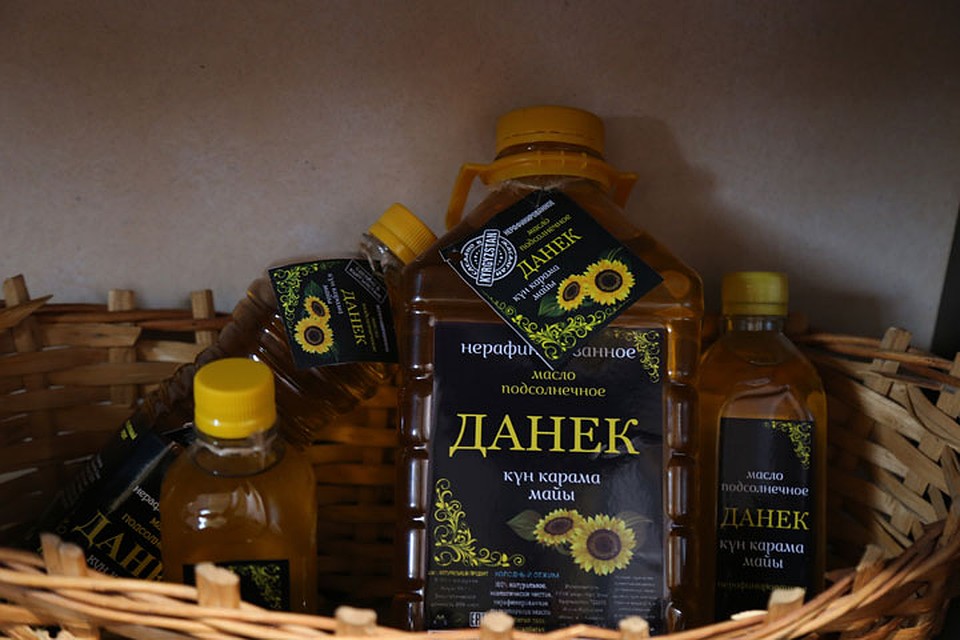 Свой бизнес каракольская семья начала с производства нерафинированного подсолнечного масла. Фото: Евгений Печурин