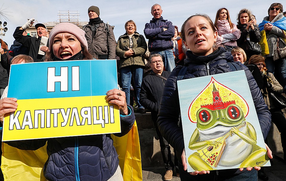 В итоге в центре Киева собрались более 10 тысяч разгневанных «капитуляцией» Украины Фото: REUTERS