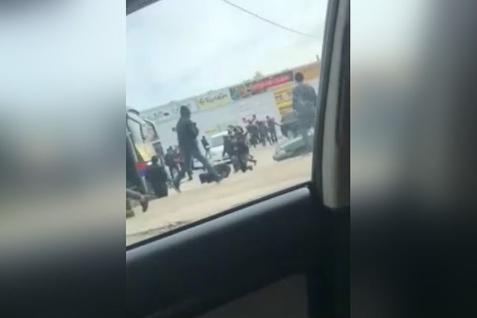 Местные торговцы бегают возле рынка, кидаются землей. Фото: Новосибирская служба эвакуации «АСТ-54»