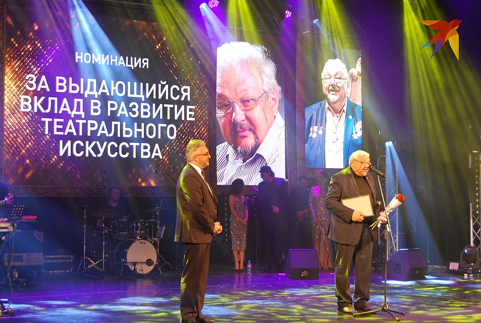 Валерию Шадскому награду вручил Виталий Попов. Фото: Галина ЗИМИНА.