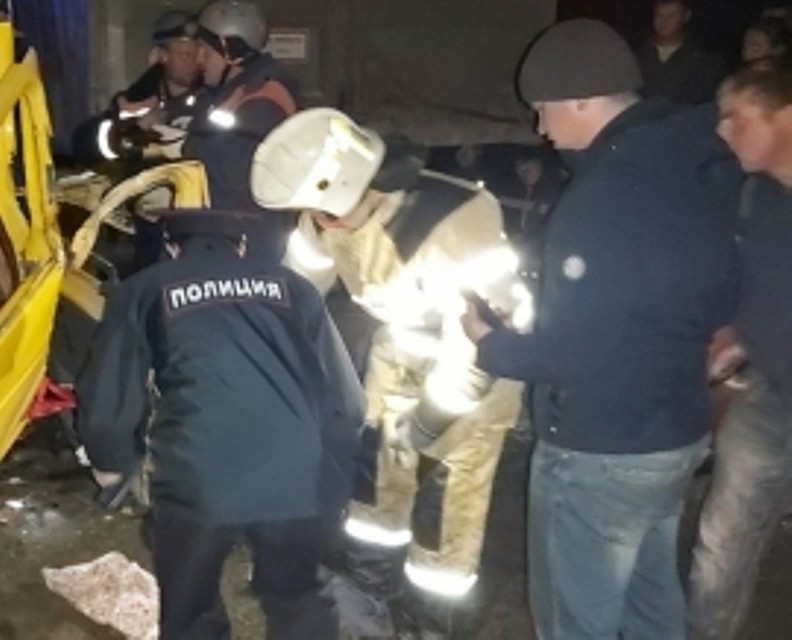 В устранении последствий ДТП принимали участие 39 человек, 12 единиц техники Фото: ГУ МЧС России по Курской области.