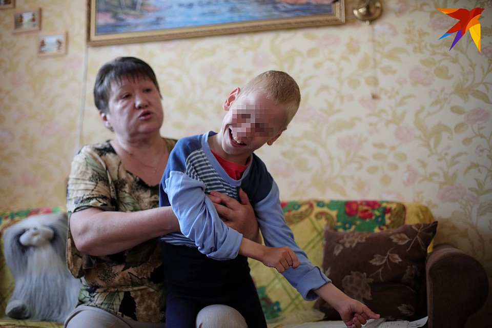 Татьяна Васильевна предложила своей дочери помочь с воспитанием внука. И несколько раз в год она ездит с Петей в реабилитационные центры. Фото: Святослав ЗОРКИЙ