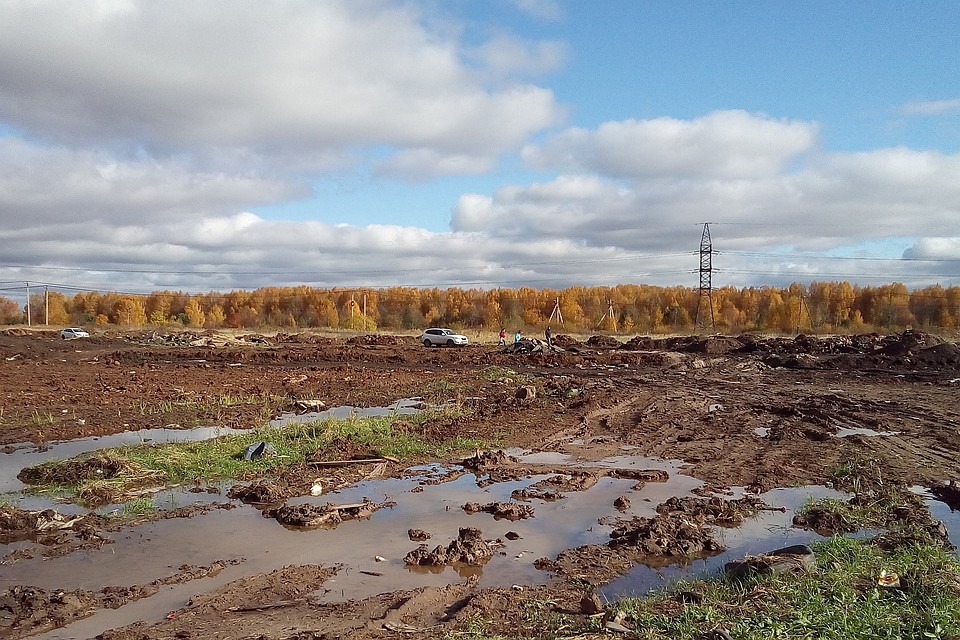 Пройти к могилам можно только в резиновых сапогах, да и то велик риск увязнуть Фото: Полина Вачнадзе