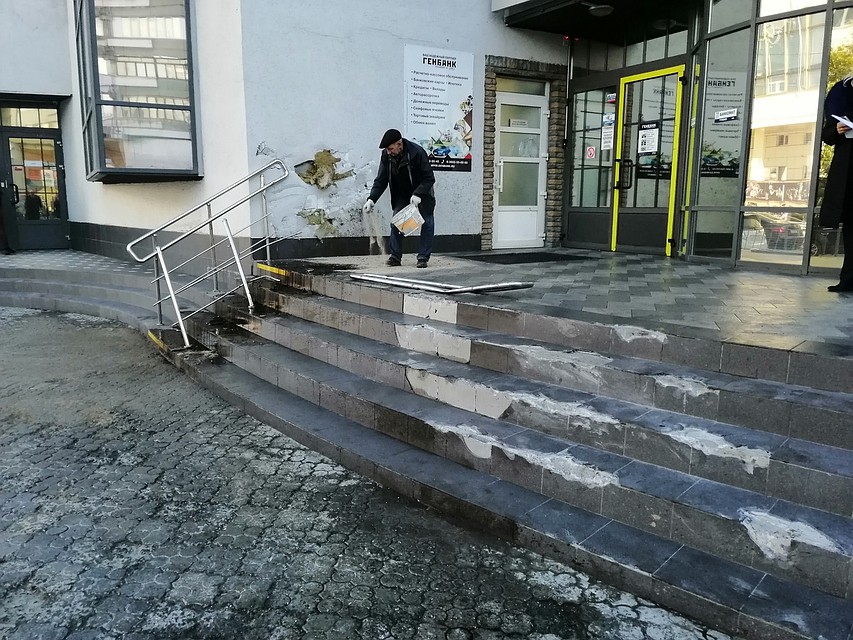 Машина повредила пандус и воткнулась в стену. Фото: Галина КОВАЛЕНКО
