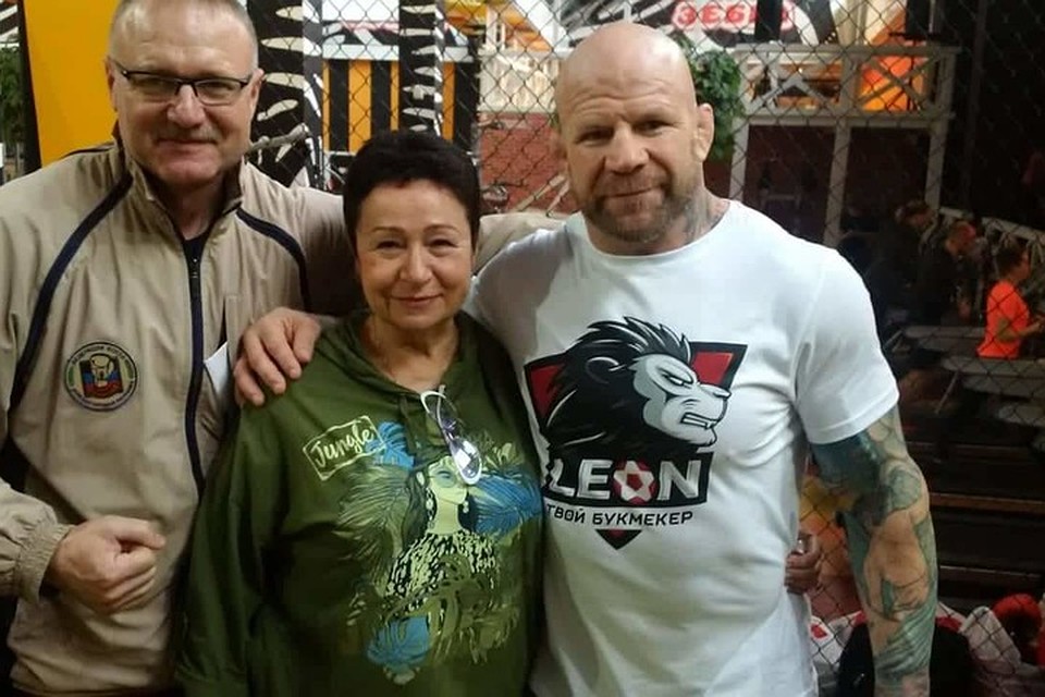 Ветеран ополчения ДНР, судья международной категории по боксу Сергей Петров, Елена Романенко, чемпион мира по боям без правил Джеффри Монсон на мастер-классе, проведенном для юных боксеров ДНР. Фото: архив Елены Романенко