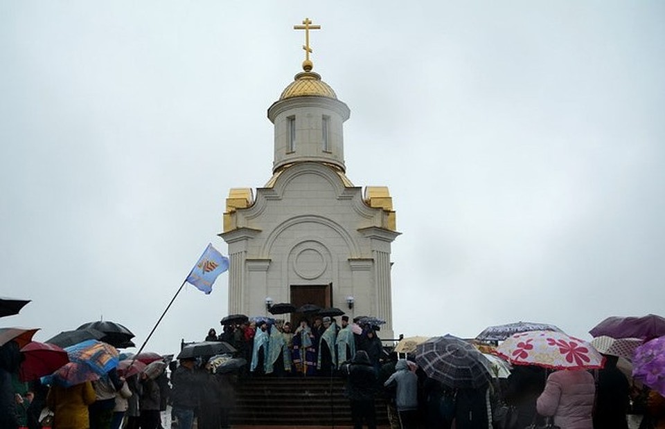 Сотни людей несколько часов под дождем ждали своей очереди, чтобы приложиться к святыне, подаренной иконописцами из поселка Мстера (Владимирская область) Фото: архив Елены Романенко