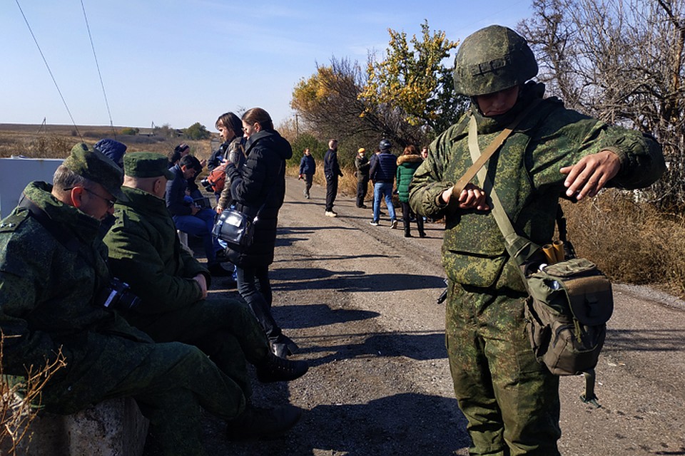 Военнослужащий НМ ДНР показывает, что пускать белые ракеты мы можем до утра. Главное, чтобы Украина их все-таки заметила Фото: Ольга ЖУКОВА