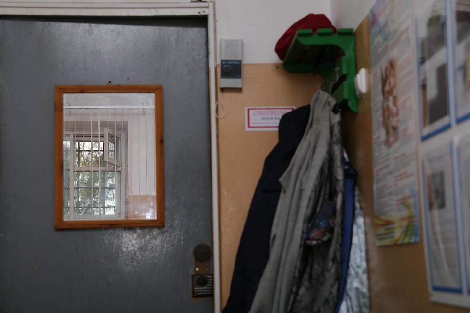 В отличие от среднестатистической школы в классах СИЗО на окнах частая решетка и металлическая дверь. Фото: Наталия БЕШКАРЕВА