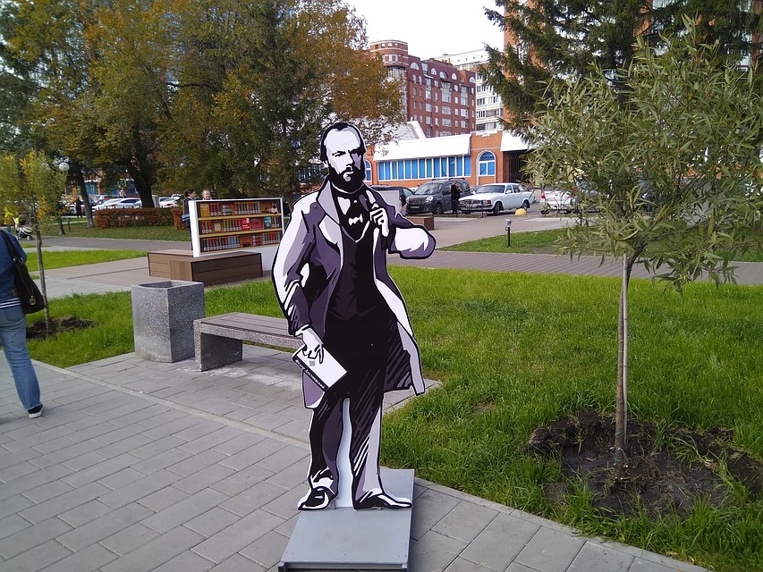 Можно помериться ростом с Федором Достоевским. Фото: Анна МИКУЛА
