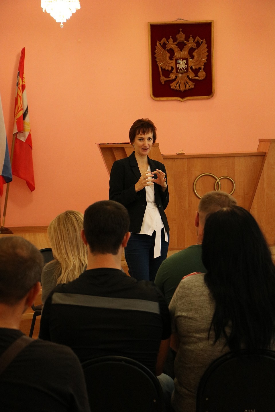 Психотехнолог Елена Савва и молодожены Копейска. Фото: vk.com/zagskop