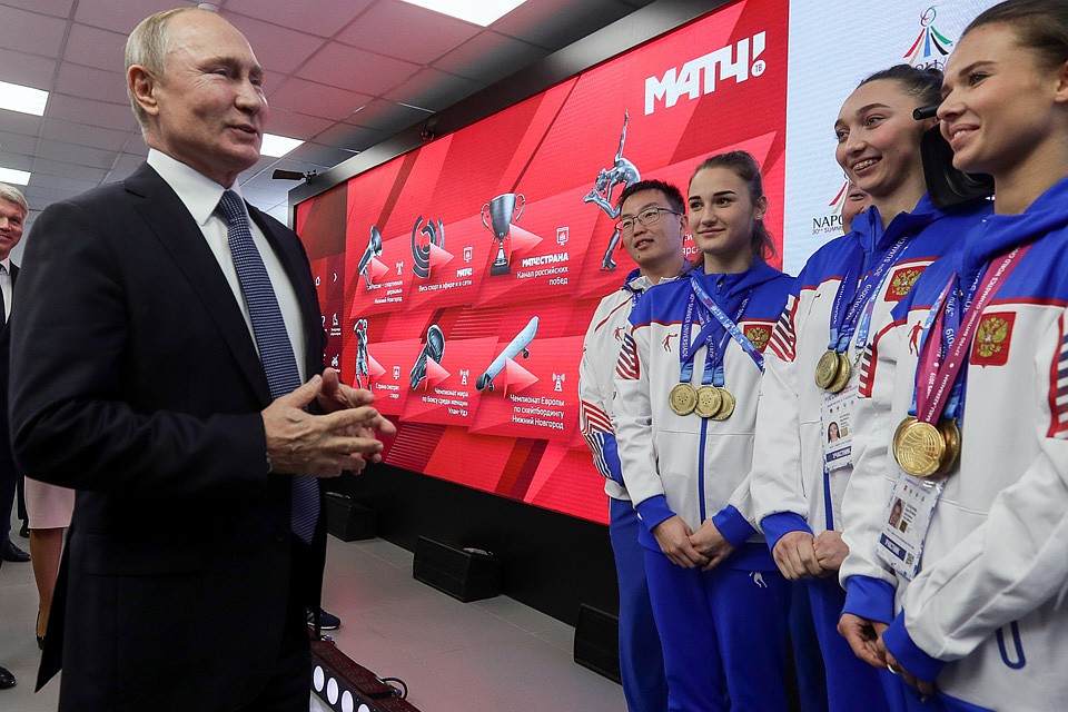Владимир Путин во время беседы с победителями XXX Всемирной летней универсиады 2019 года в Неаполе. Фото Владимир Смирнов/ТАСС