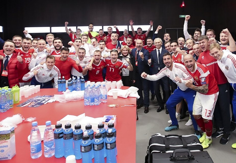 Радостные победители в раздевалке! Фото: twitter.com/TeamRussia