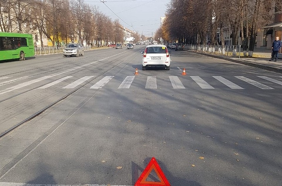 Пострадавшего подростка увезли на машине скорой помощи в больницу. Фото: ГИБДД по НСО