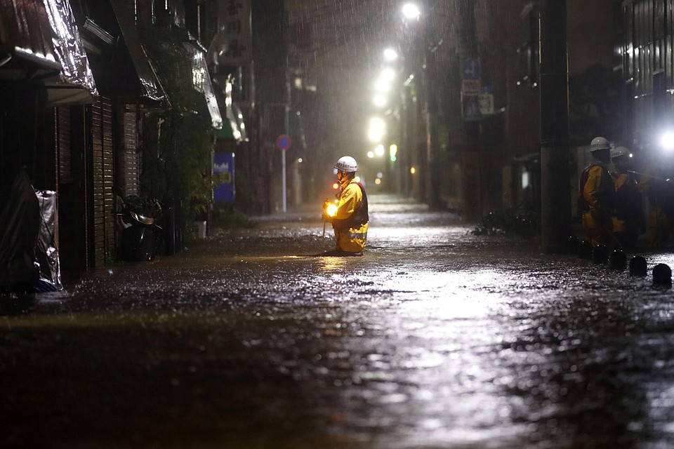 Пожарные патрулируют затопленные жилые районы. Фото: REUTERS