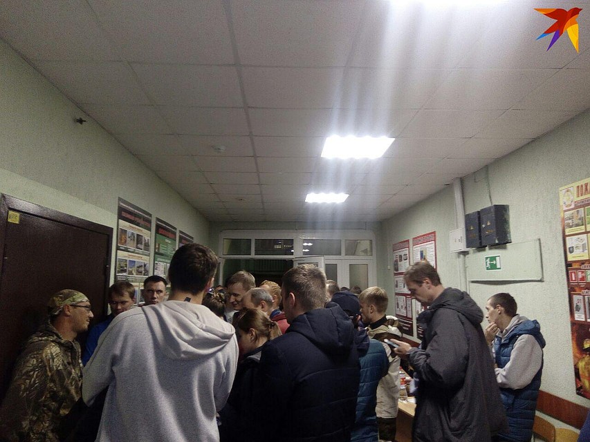 Люди ждали часами, чтобы получить задание на поиск Фото: Ольга Симонова
