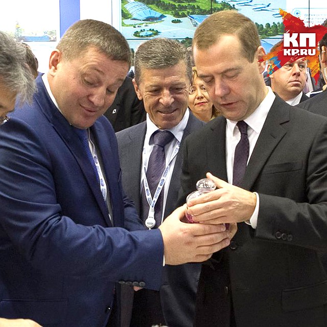 Дмитрий Медведев обещал Андрею Бочарову вторую звезду - за спасение Волгоградской области. Фото: правительство РФ.