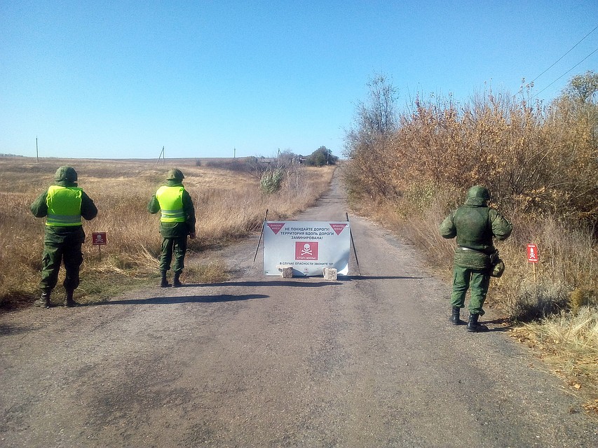 1- Военные ДНР ждут белую ракету, сигнализирующую согласие украинской стороны отвести бронетехнику Фото: Роман ПОБЕРЕЖНЮК