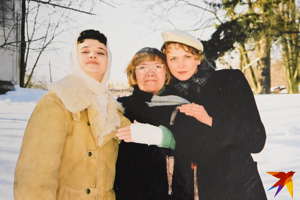 По сценарию Изольды Кавелашвили (в центре) в 2004-м сняли фильм "Еще о войне". На фото - исполнительницы ролей в нем - Вера Полякова и Светлана Кожемякина. Фото: Личный архив Изольды Кавелашвили