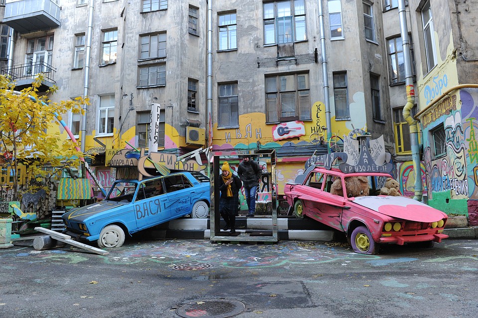 Зеркальная арка как портал в другой мир. Фото: Олег ЗОЛОТО