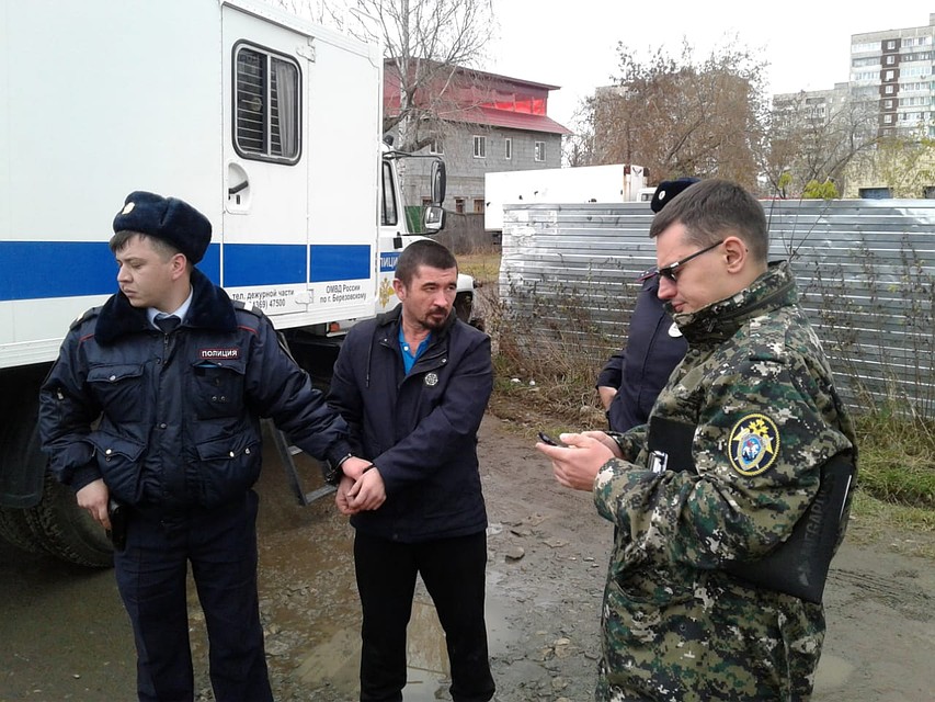 Подозреваемый был в наручниках. Фото: СУ СКР по Свердловской области