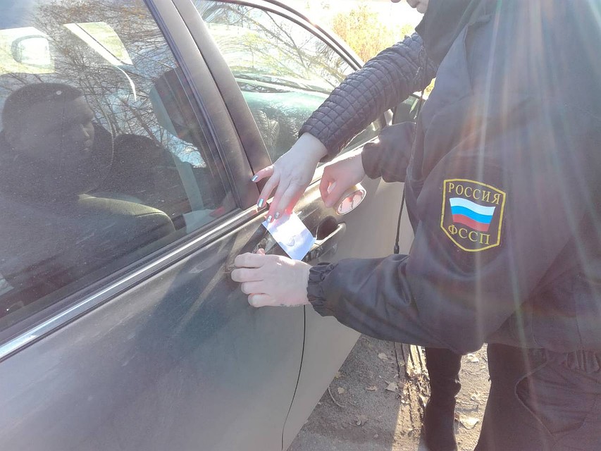 Некоторым самарцам пришлось на месте попрощаться со своими машинами Фото: Служба судебных приставов