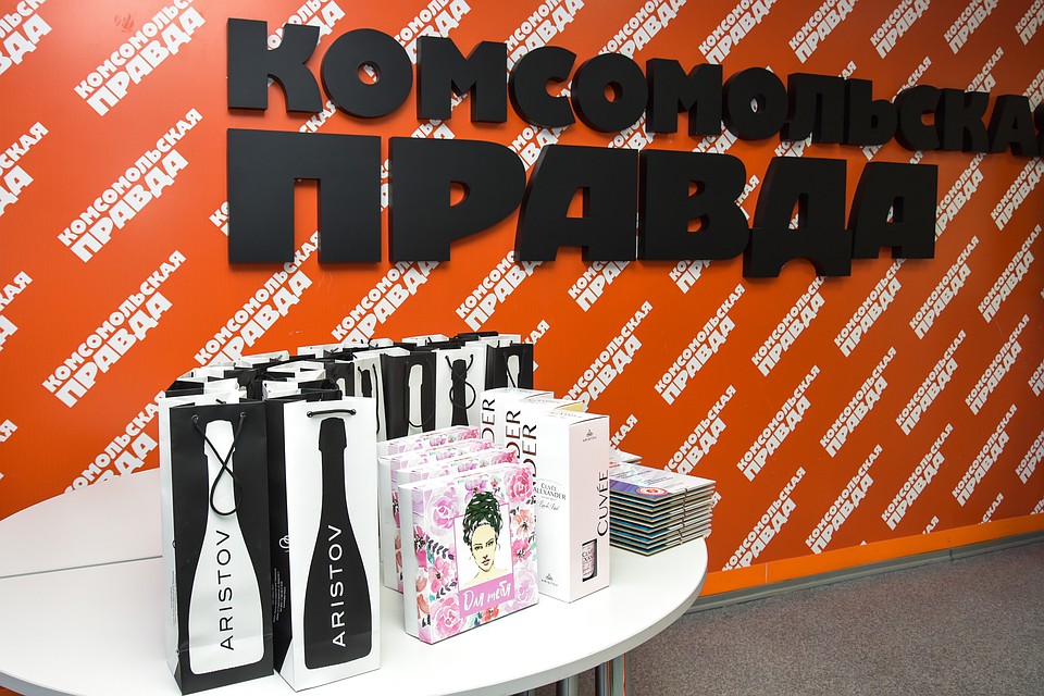 Гостей премии угостили ароматным вином холдинга «Ариант» и вручили подарки от «Ламинария Шоп». Фото: Алена МАРТЫНОВА