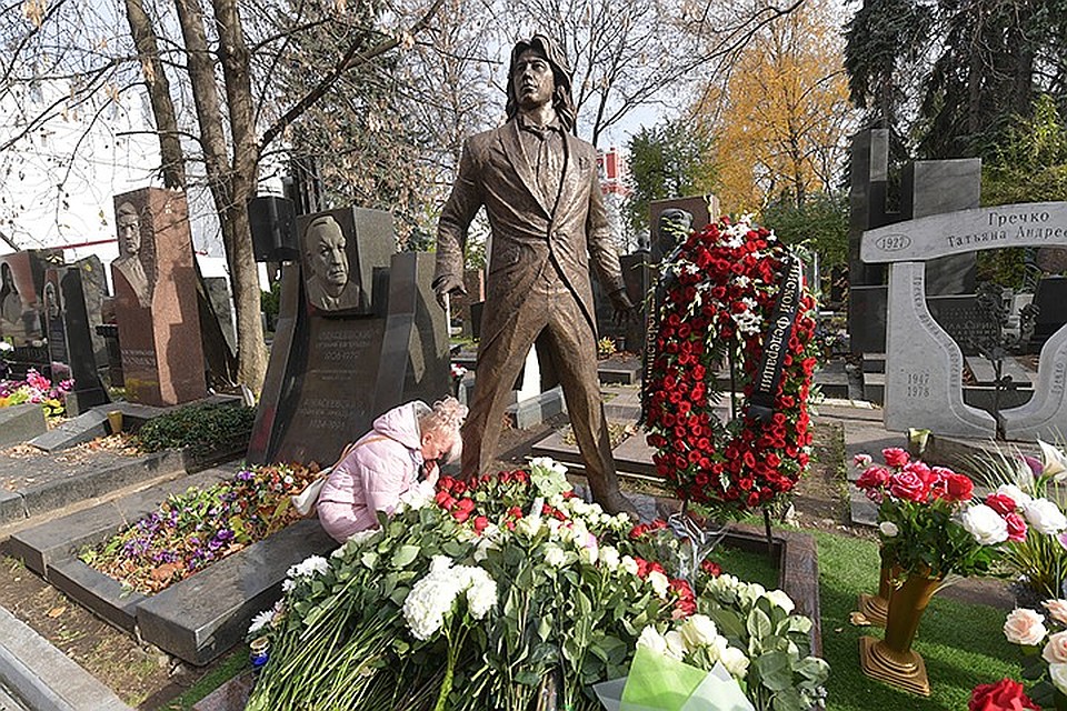 Памятник Дмитрию Хворостовскому, установленный в Москве Фото: Владимир ВЕЛЕНГУРИН