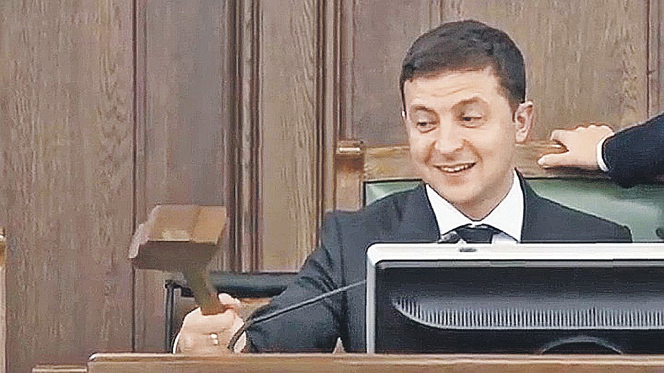 Владимир Зеленский - самое яркое олицетворение нескучной политики Украины. Многие считают, что он лишь играет роль президента. «Вот вчера ему даже дали поиграть молоточком в парламенте Латвии», - пишет украинская пресса. Фото: YouTube