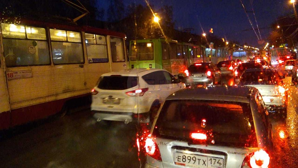 Трамваи вереницей выстроились по направлению в центр города. Фото: группа "Челябинский транспорт" vk.com