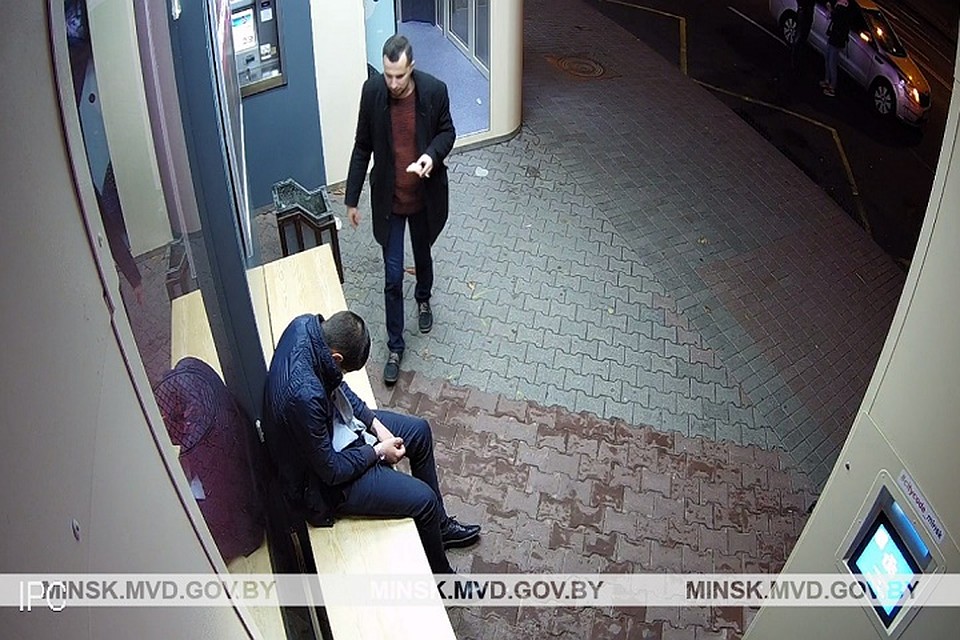 Третий из злоумышленников вернулся, чтобы еще снять с руки часы. Фото: ГУВД Мингорисполкома.