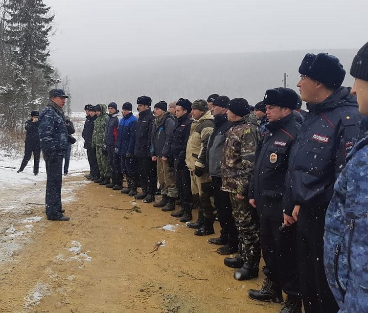 Полицейские несут служжбу по охране общественного прядка на месте трагедии Фото: ГУ МВД по Красноярскому краю