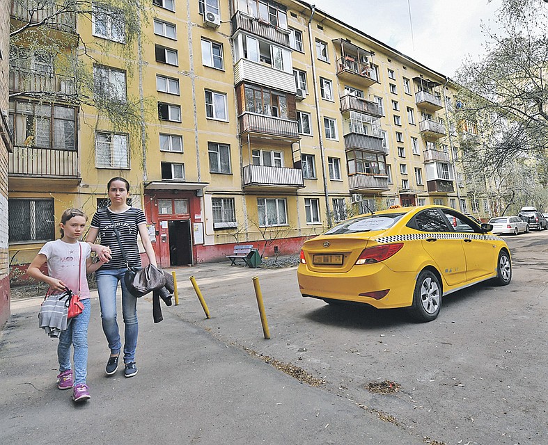 - Этот дяденька тут со вчерашнего вечера стоит! Фото: Владимир ВЕЛЕНГУРИН