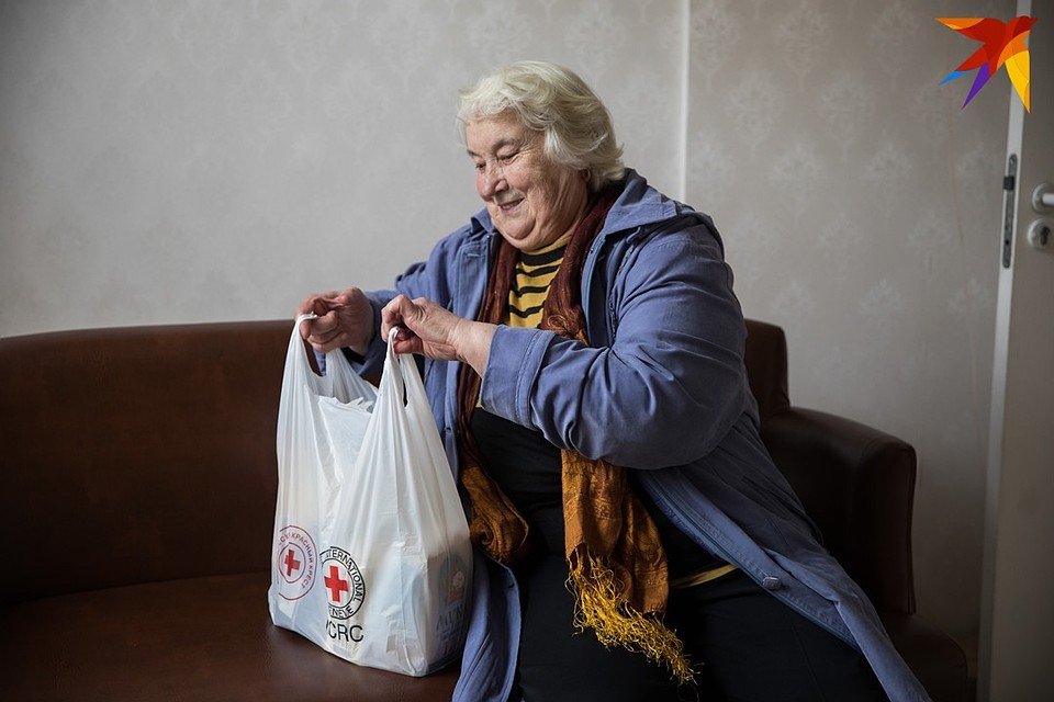 Пенсионерка Галина Григорьевна была рада получить продуктовый набор. Фото: Павел МАРТИНЧИК