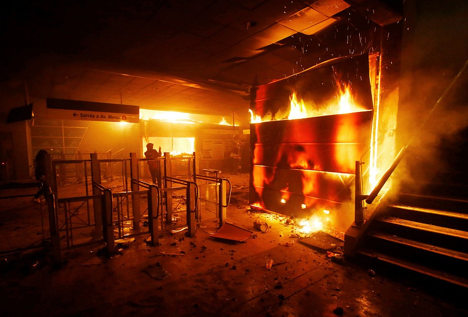Массовые беспорядки охватили столицу Чили. Фото: REUTERS