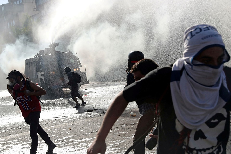Массовые беспорядки охватили столицу Чили. Фото: REUTERS