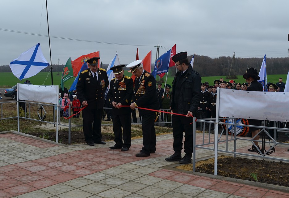 Традиционно, перерезали красную ленточку