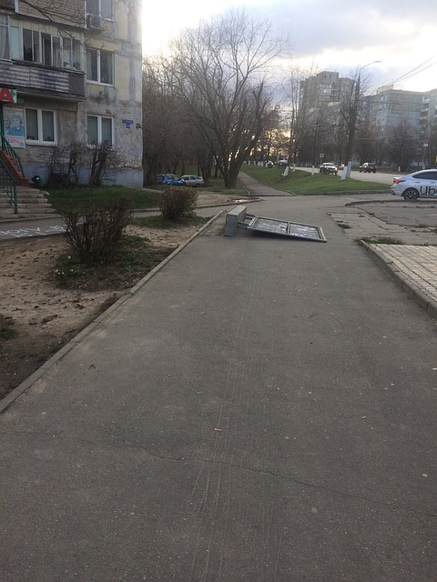 На улице Горького опрокинулись рекламные конструкции. Фото: "Подслушано во Владимире" Вконтакте