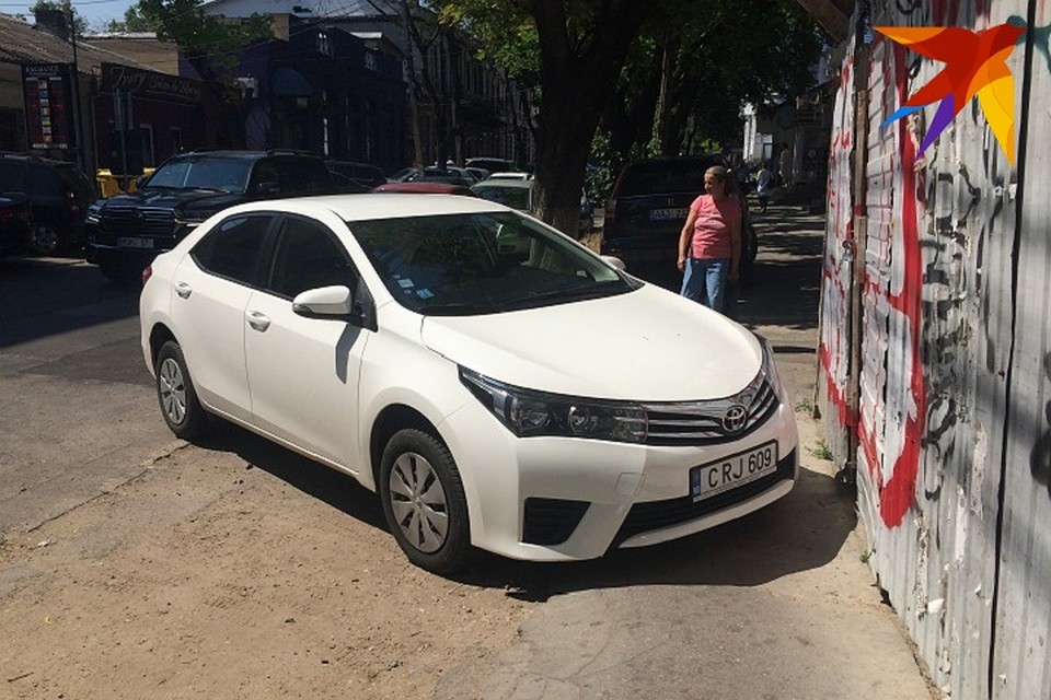 Не надоели такие вот тротуары в молдавской столице?! Фото: Из архива "КП"