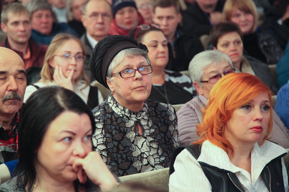 Получив нужный ответ, некоторые выступающие тут же реагировали уже положительно Фото: Виктор ЛЕВШАКОВ