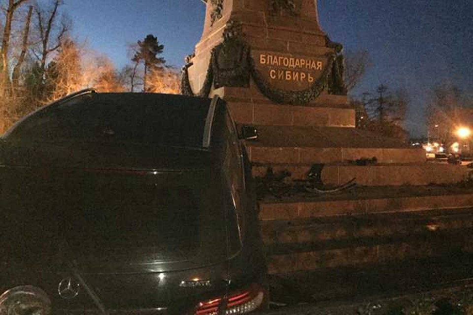 Это не моя машина: пьяный автомобилист врезался в памятник Александру III в Иркутске Фото: ГУ МВД по Иркутской области