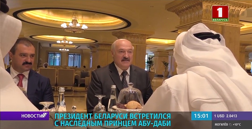 Где именно проходила встреча - не сообщается. Судя по интерьеру, это помещение похоже за лобби отеля. Кадр телеканала «Беларусь 1»/