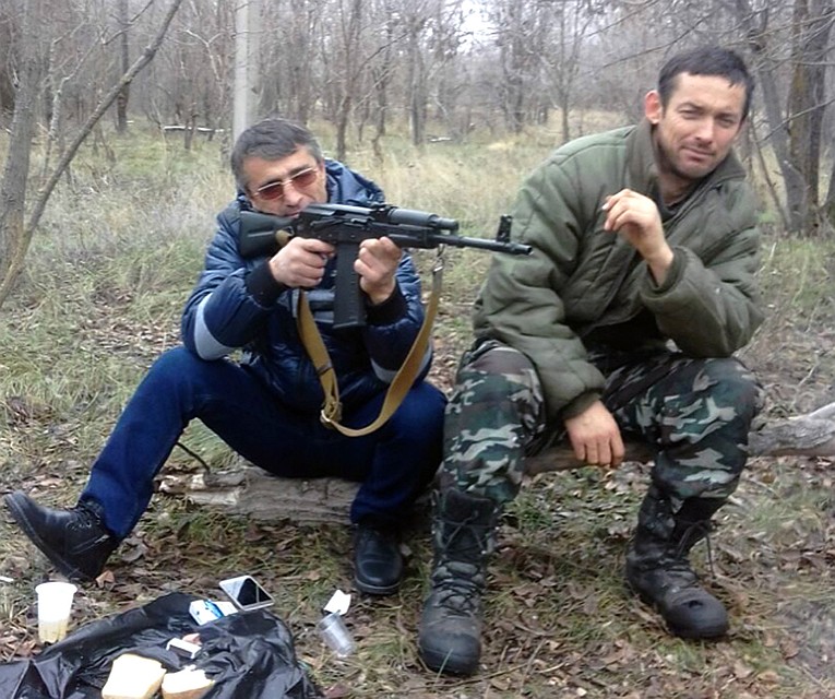 Балауди Хусиханов (на фото слева) приехал на стрелку со стороны Бациевых, получил битой по голове, выжил. Фото: Соцсети