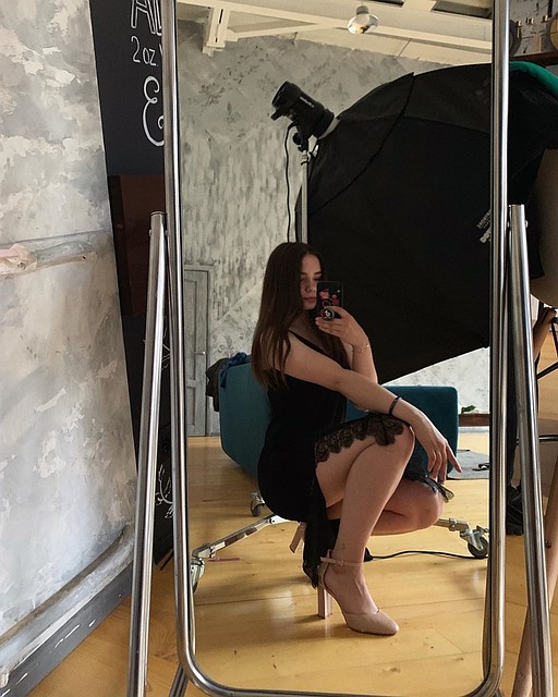 Девушка приезжает на рекламные съемки, где уже все готово. Фото: instagram.com