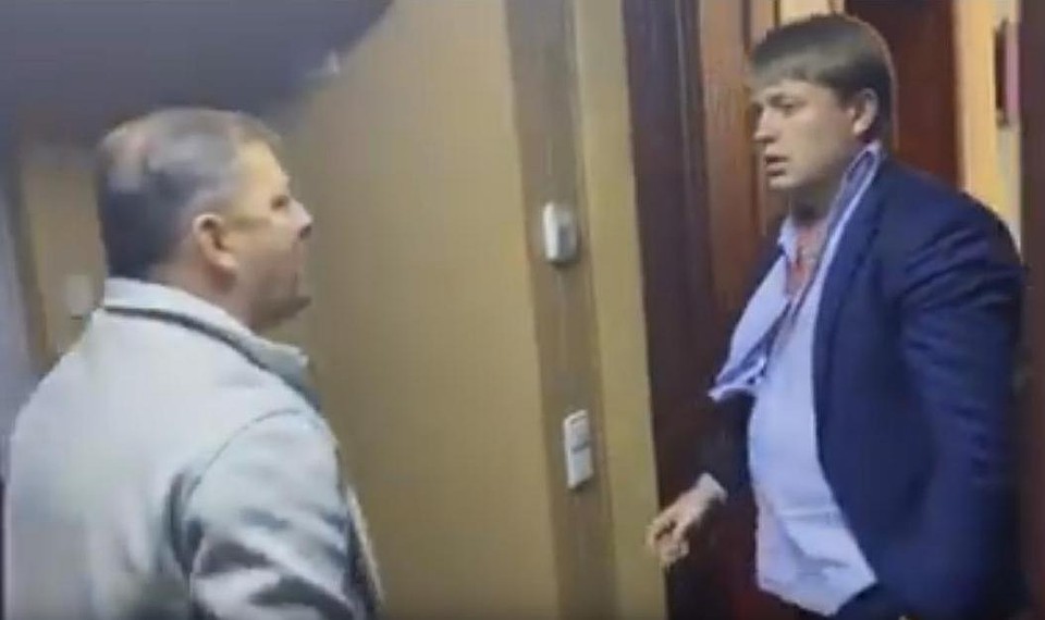 За потасовкой бывшего и действующего депутатов наблюдали десятки людей, многие вооружились телефонами Фото: Кадр видео