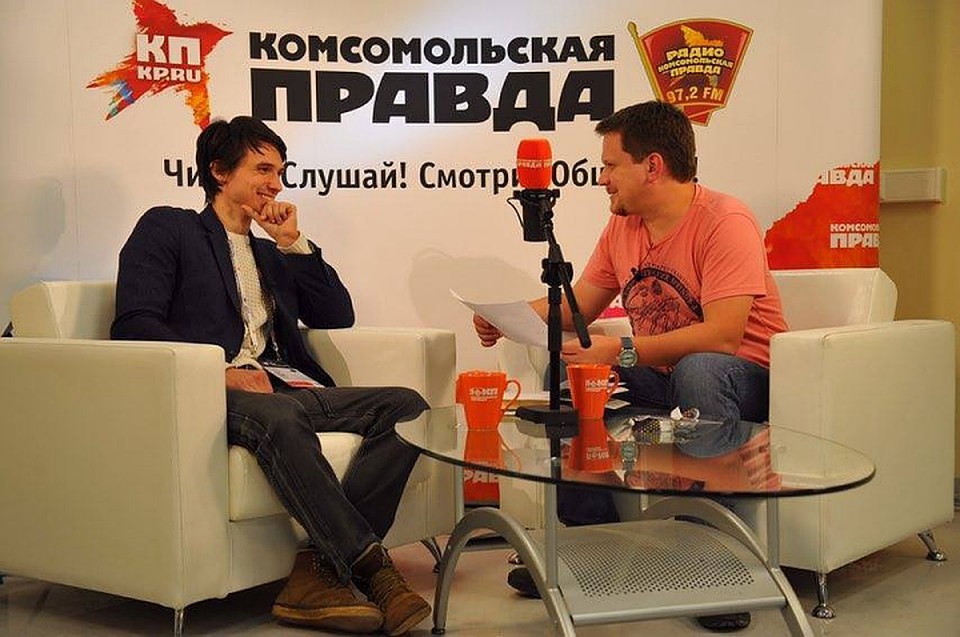 Илья Чех (на фото слева) в радиостудии «Комсомольской правды». Фото: Виктор ГУСЕЙНОВ