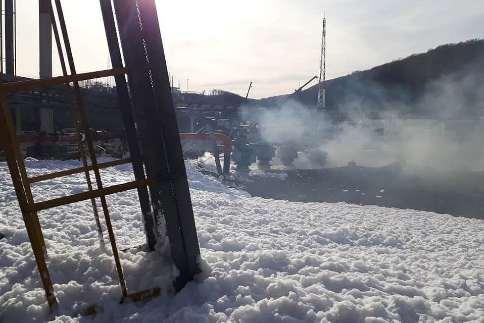 Огонь распространился на площади 200 квадратных метров. Фото: ГУ МЧС по Краснодарскому краю.